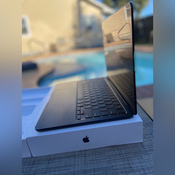 Midnight Blue MacBook Air M2 2022 - Picture 3 of 5